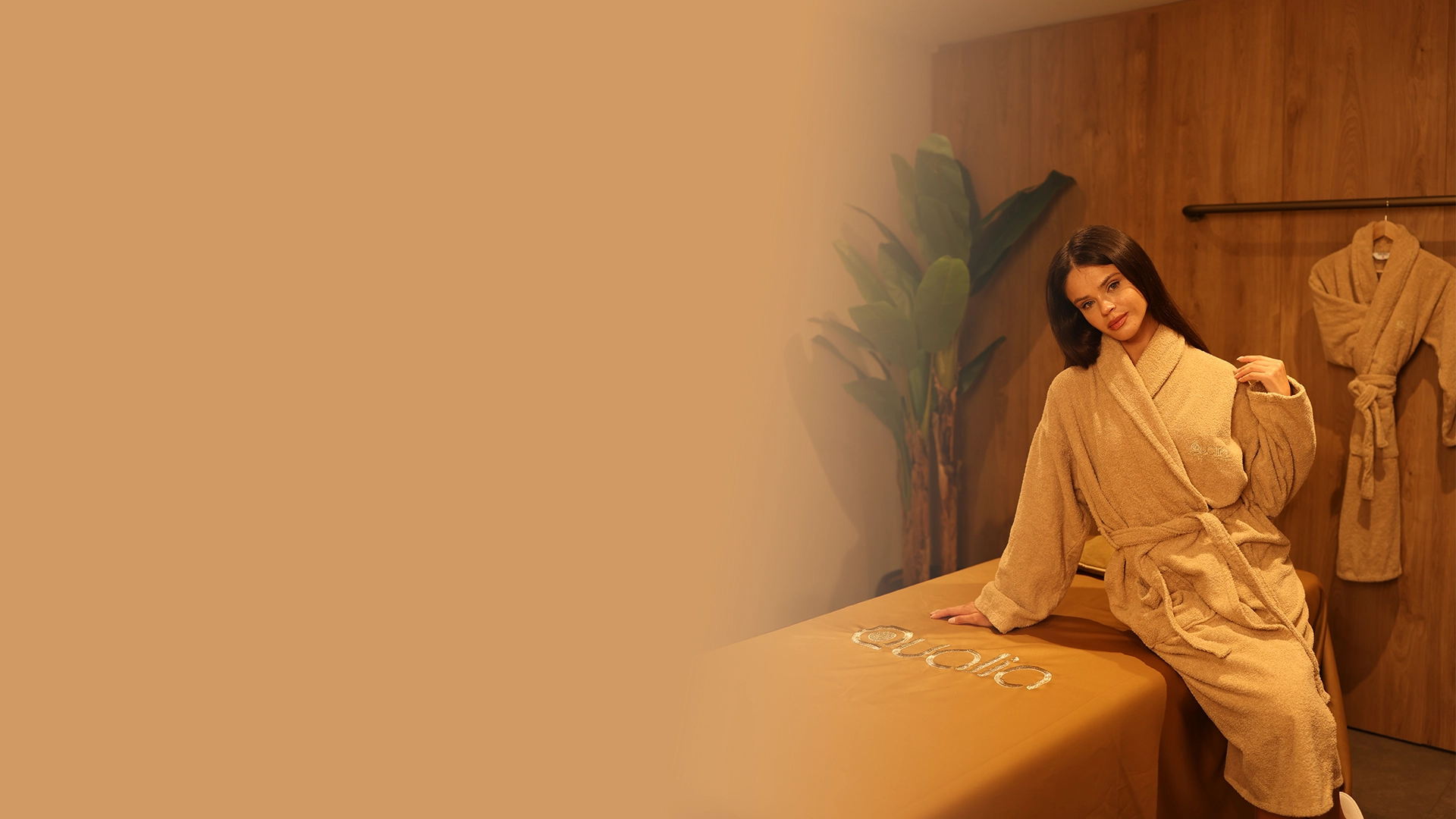 Doğal ışıkla aydınlanan lüks minimalist spa iç mekanı